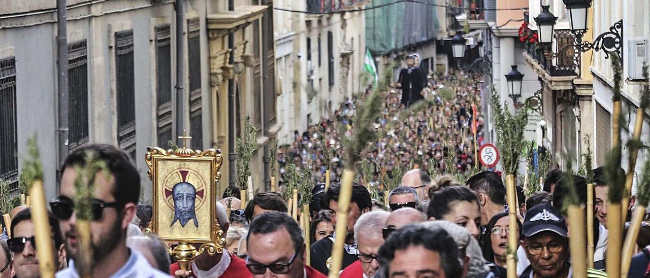 La Santa Faz, cerca del Ayuntamiento, en su última salida multitudinaria, en mayo de 2019.