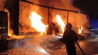 Susto nocturno en Castellón: Arde por completo un camión en la autovía