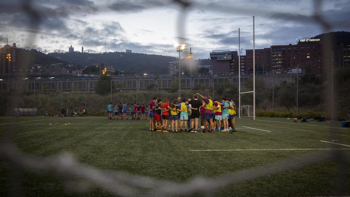 Entrenamiento en el campo de rugby del CEM Teixonera-Vall d'Hebron.