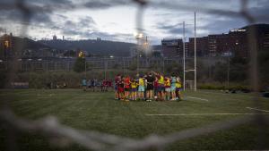 Entrenamiento en el campo de rugby del CEM Teixonera-Vall dHebron.