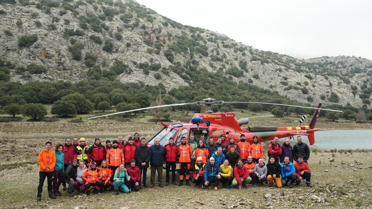 Los participantes en la prueba, junto a sa Milana, el helicóptero de los Bombers, en Cuber.