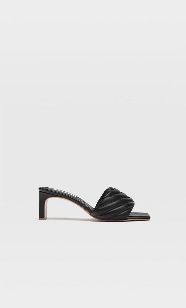 Sandalias de tacón acolchadas, de Stradivarius (29,99 euros)