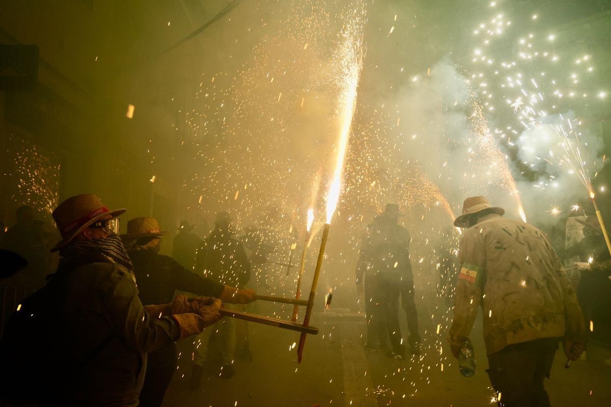El Pasacalles de Cohetes de Lujo deslumbra Paterna antes de la Cordà El Pasacalles de Cohetes de Lujo deslumbra Paterna antes de la Cordà
