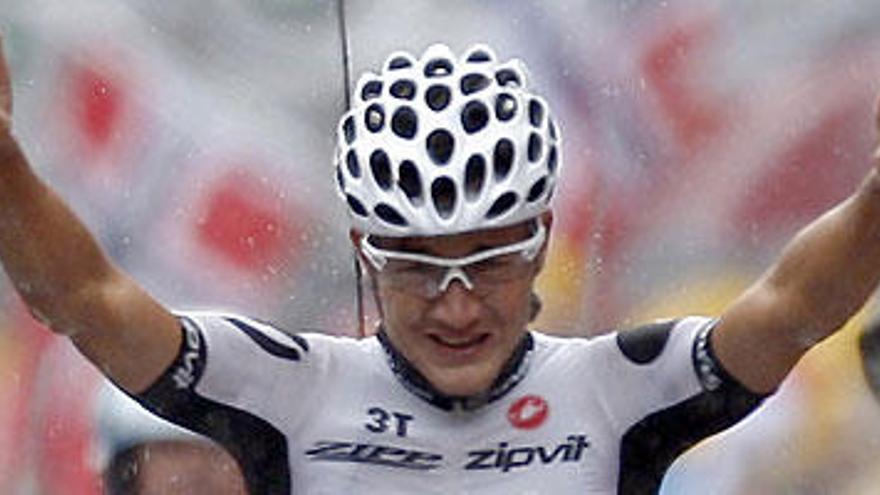 Haussler celebra su triunfo bajo la lluvia.