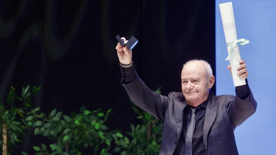 Nacho Fonseca recibe la Medalla de Asturias: "Tenemos la obligación de transmitir la llingua"