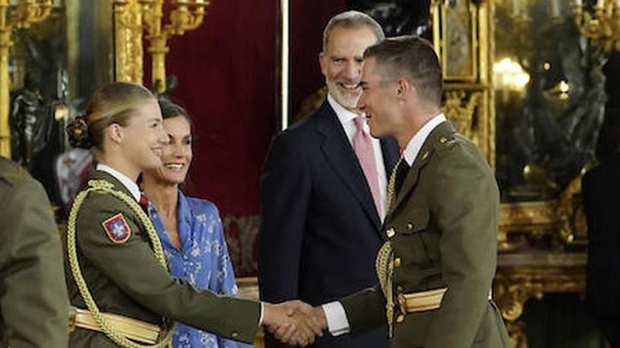 Momento del saludo de la princesa con su compañero ante la mirada de los Reyes