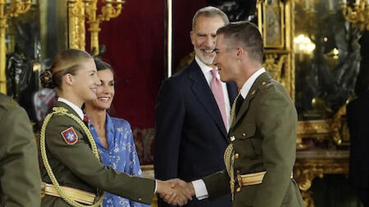 Momento del saludo de la princesa con su compañero ante la mirada de los Reyes