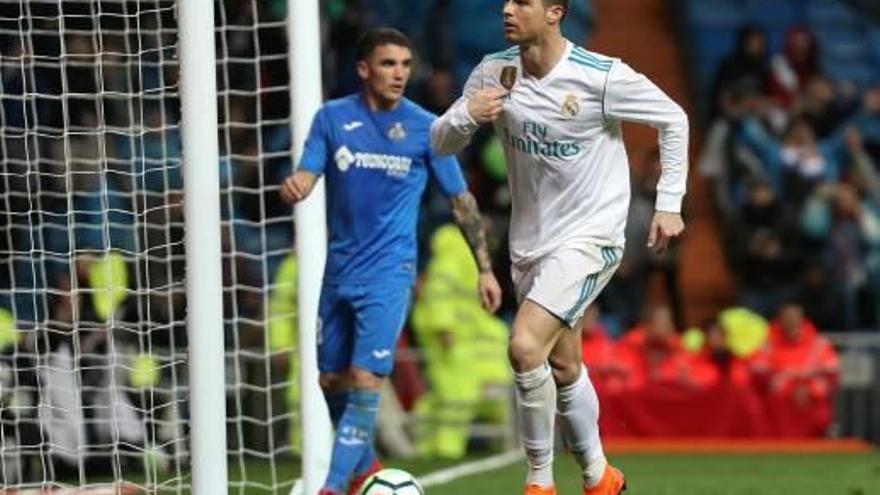 Cristiano Ronaldo celebra uno de sus dos tantos de anoche ante el Getafe.