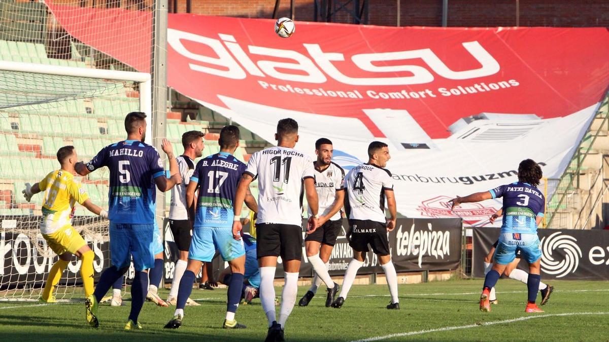 Una acción del derbi entre el Mérida y el Coria en la primera vuelta.