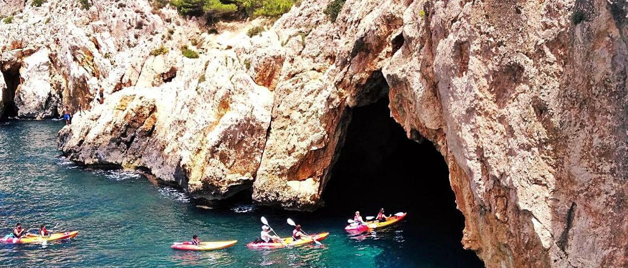 Las motos acuáticas y las lanchas vuelven a colarse en las cuevas protegidas de Xàbia