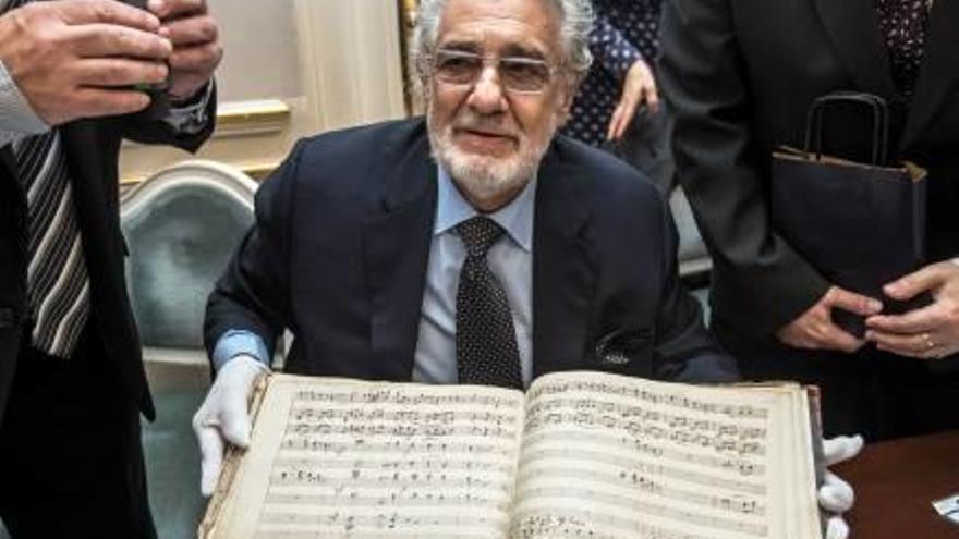 Plácido Domingo posa junto a la partitura original.