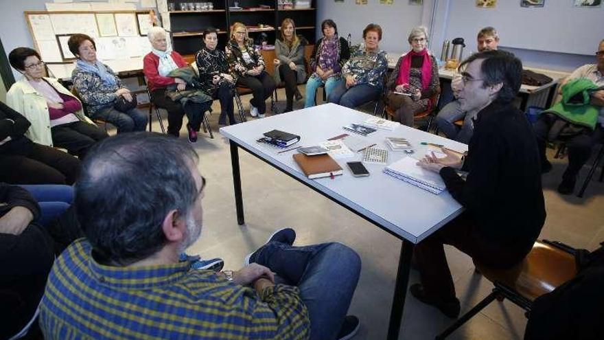 Almuzara acerca la poesía a los vecinos de La Luz