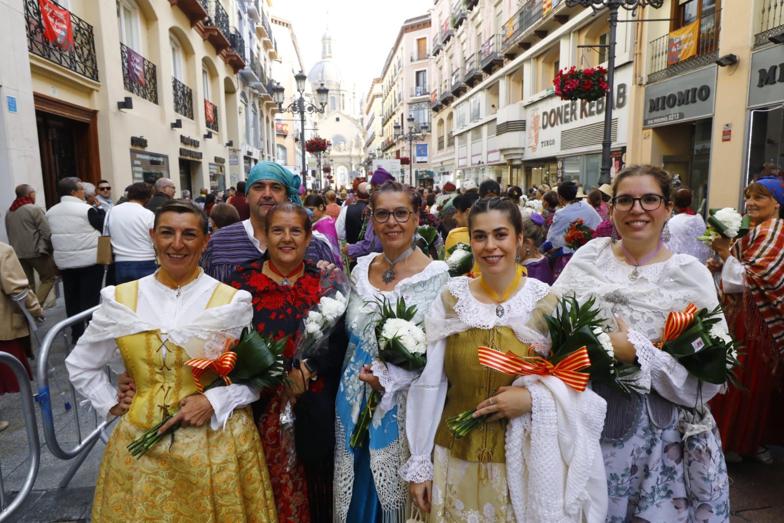 En imágenes | Zaragoza vive su día grande con la Ofrenda de Flores a la Virgen del Pilar