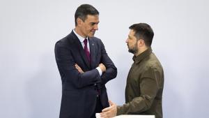 El jefe del Gobierno, Pedro Sánchez, y el presidente de Ucrania, Volodímir Zelenski.