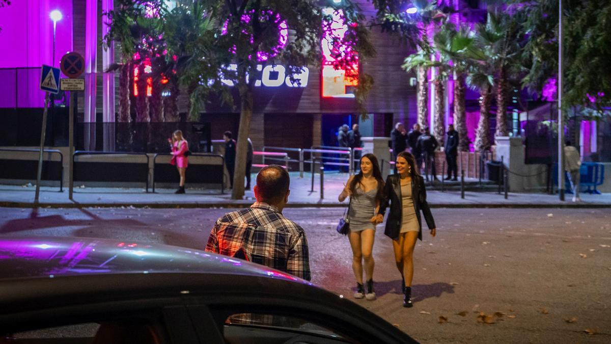 Un padre recoge a dos chicas frente a las puertas de la discoteca Cocoa, en Mataró.