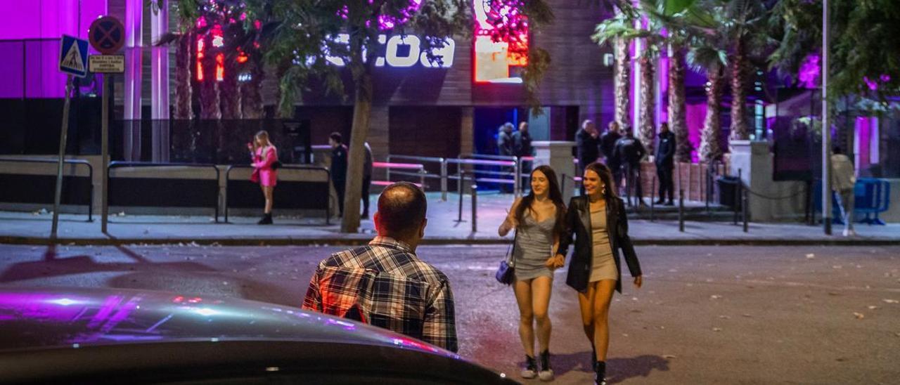 Un padre recoge a dos chicas frente a las puertas de la discoteca Cocoa, en Mataró.