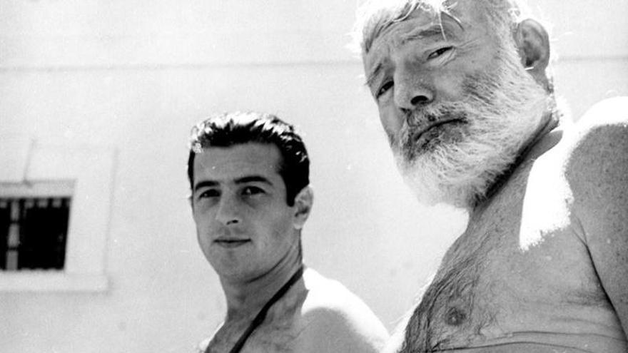 El torero Antonio Ordóñez y Ernest Hemingway en la piscina de La Consula.