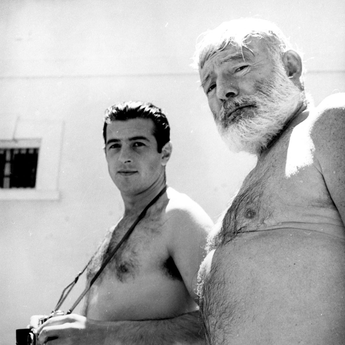 El torero Antonio Ordóñez y Ernest Hemingway en la piscina de La Consula.