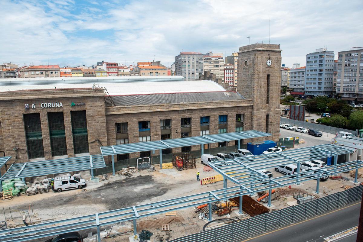 Marquesinas en el lateral oriental de la estación de ferrocarril de la intermodal de A Coruña.