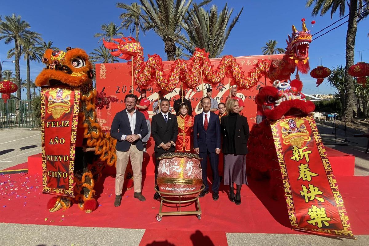 La comunidad china exhibía tradición en Elche por el Año del Dragón en 2024 con presencia del alcalde de la ciudad