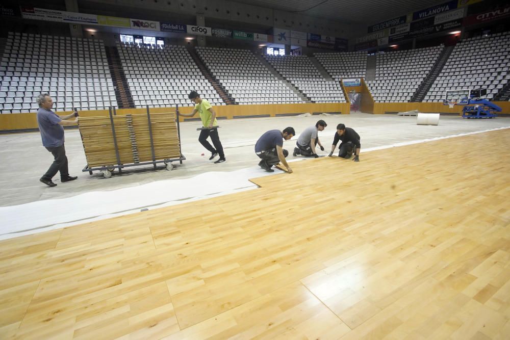 Col·locació del nou parquet del pavelló de Fontajau