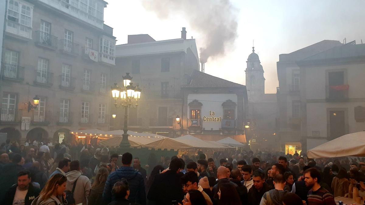 Un incendio en una vivienda obliga a cortar una calle del Casco Vello