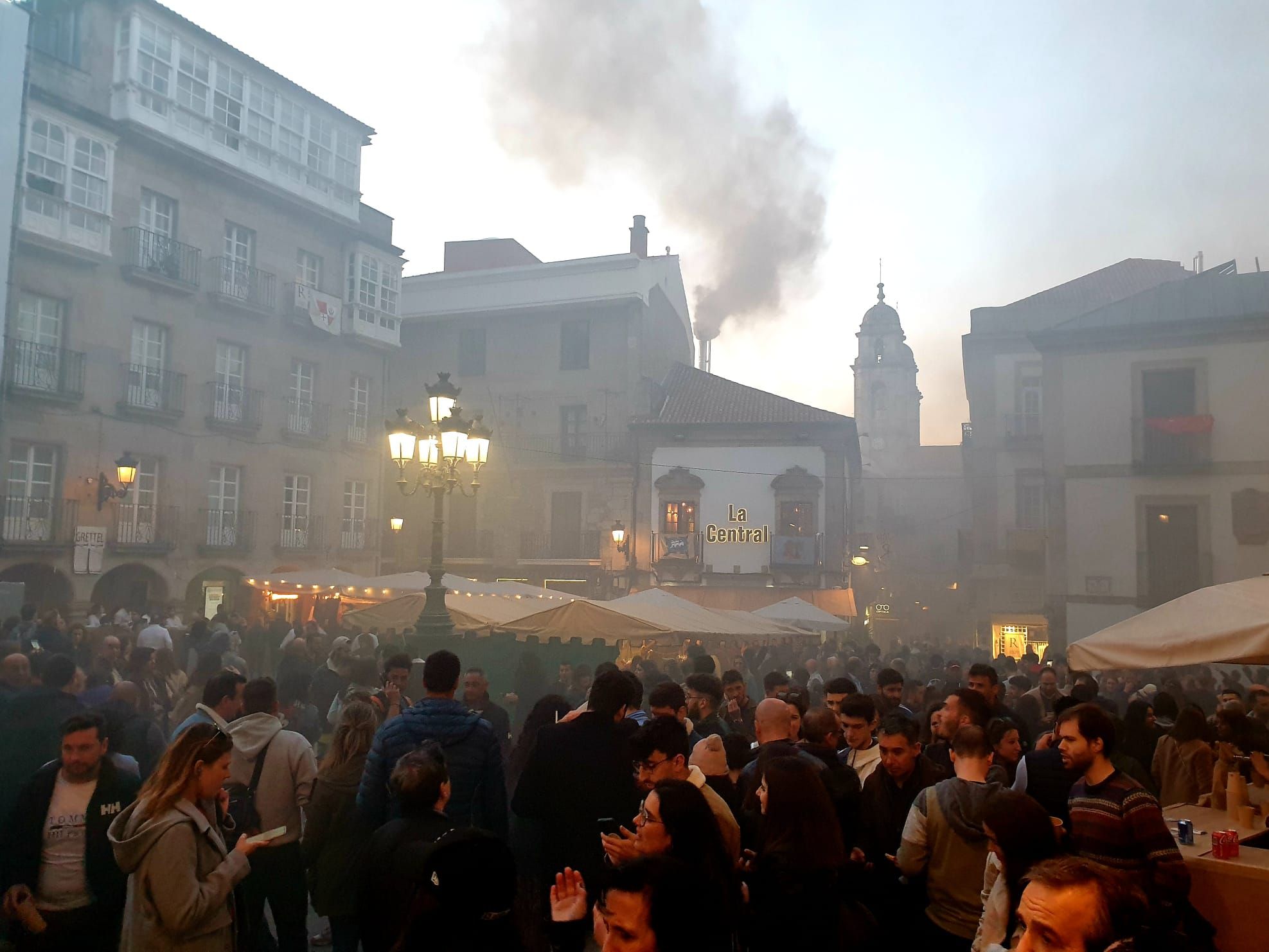 Un incendio en una vivienda obliga a cortar una calle del Casco Vello