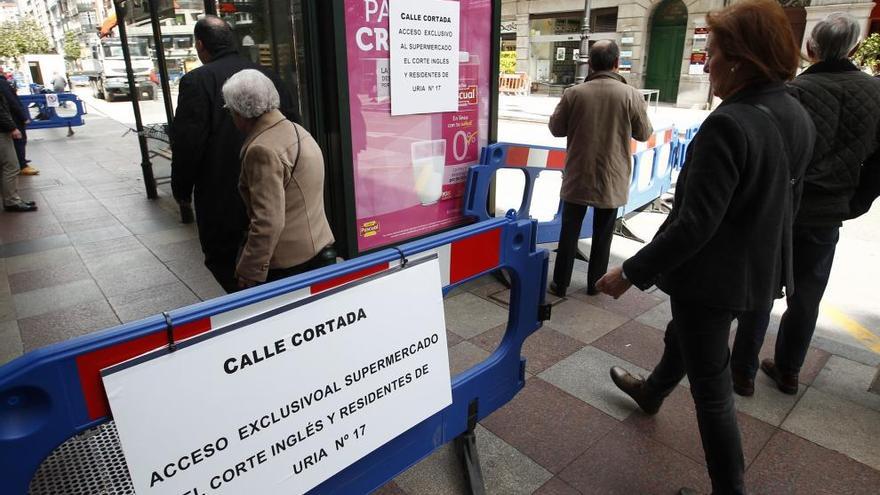 La calle Uría reabre para peatones tras el incendio