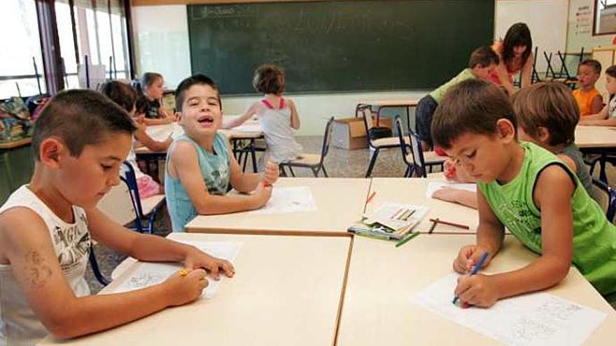 El día comienza con manualidades para los alumnos de El Palmeral.