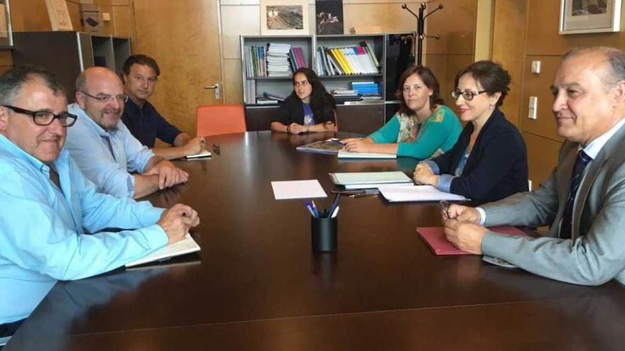 Simón Guardado, Luis Laria, Tino Ron, María del Valle, Bárbara Monte, Belén Fernández y José María Pertierra, durante la reunión.