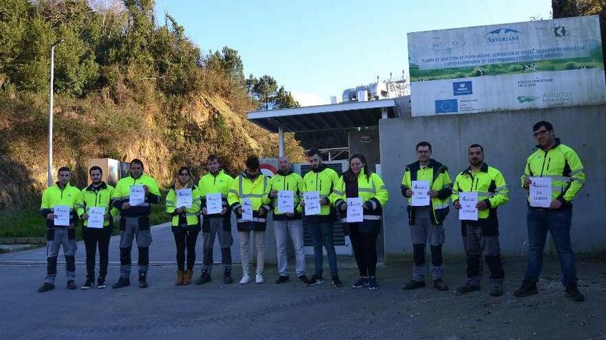 Los trabajadores de la planta de purines, ayer, en su primera protesta.