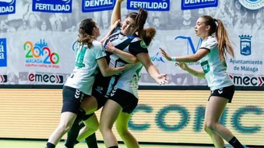 Las jugadoras del Elche defienden una jugada con la pivote del Rincón Málaga.