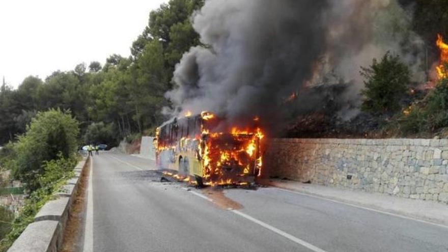 Imagen de archivo de un autobús de la línea que ardió en la carretera.