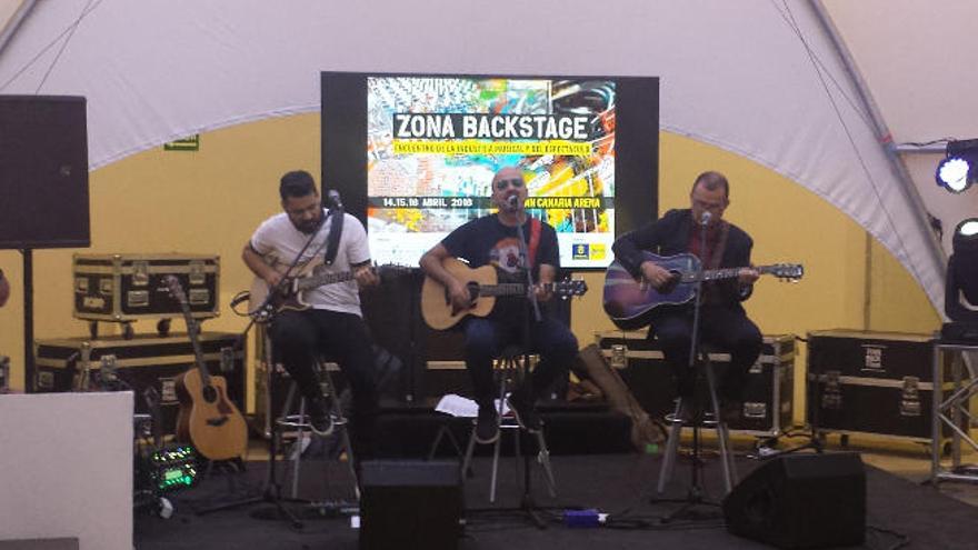 La banda Los Coquillos en un concierto en acústico, ayer, en &#039;Zona Backstage&#039;.