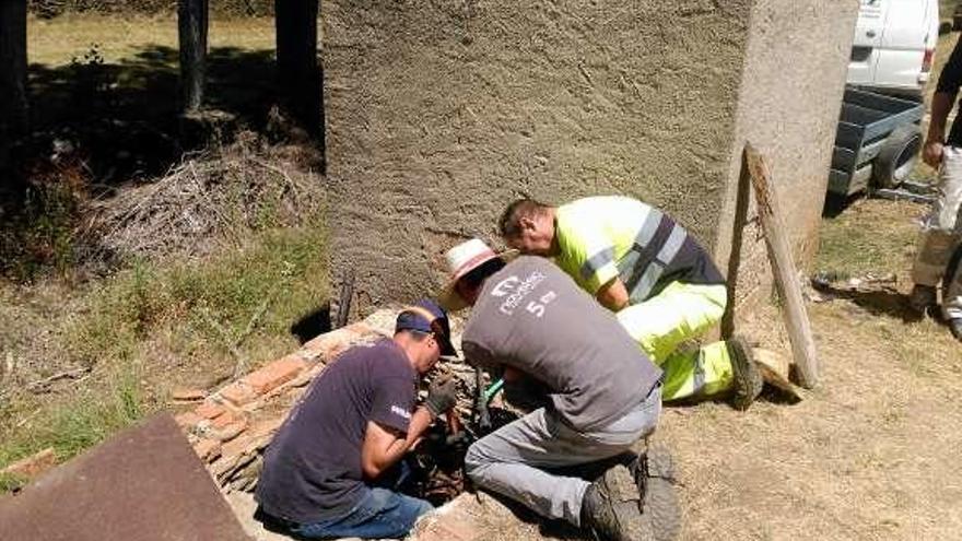 Los trabajadores reparan el abastecimiento en Alcañices.