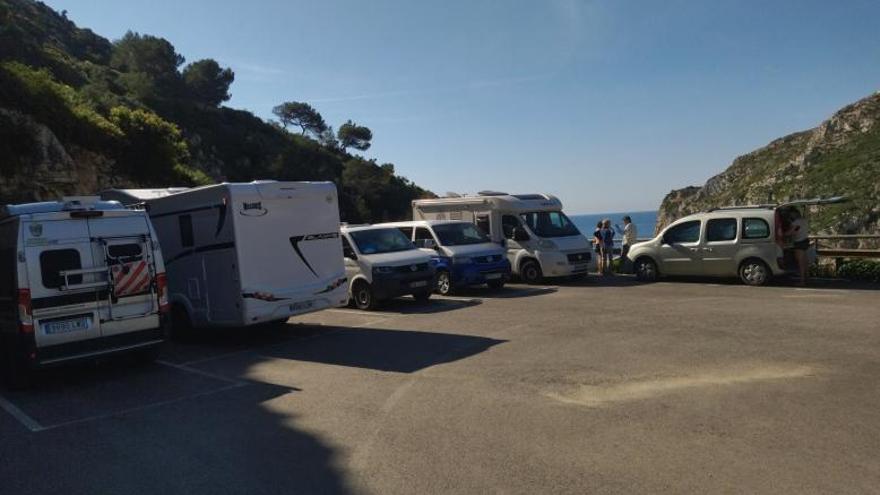 Caravanas y furgonetas,«camper» en las calas de la Granadella y el Moraig.  a.p.f.