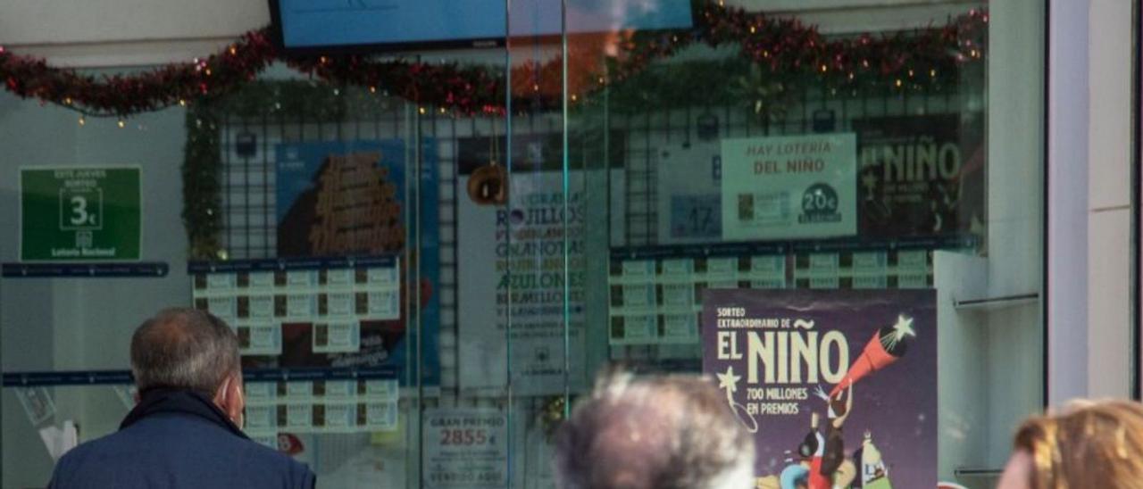 Colas para comprar lotería y probar suerte con El Niño. | ALEX DOMÍNGUEZ