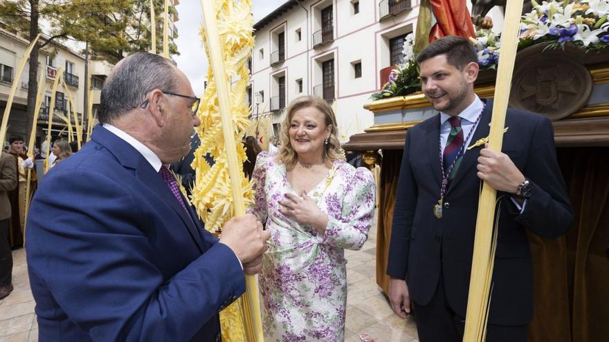 Gloria Fernández, entre el presidente Ripoll y el alcalde Prieto, este Domingo de Ramos. | ÁLEX OLTRA