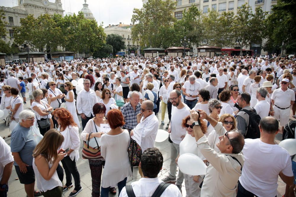 Concentración en València por el diálogo en Cataluña