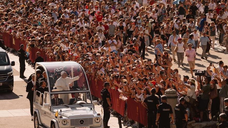 León XIV recorre las calles de Madrid con el papam