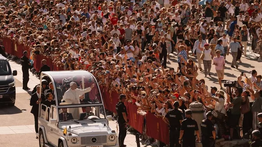 León XIV recorre las calles de Madrid con el papamóvil rumbo al Bernabéu