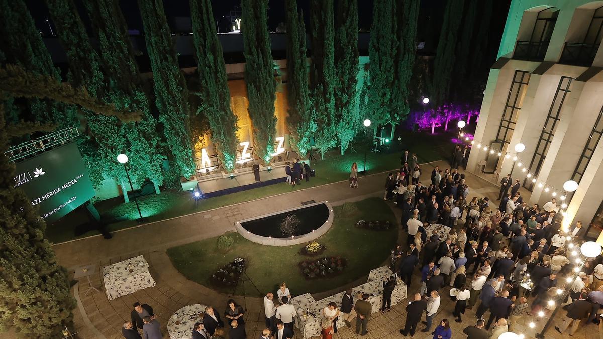Imagen del patio del hotel durante la celebración.
