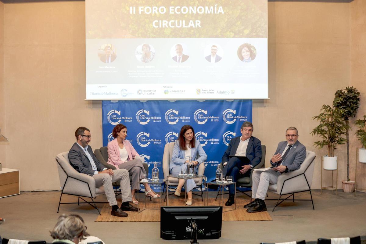 Mesa de perspectivas de los patrocinadores. Josep Cifre (Adalmo), Neus Andreu, Aina Canaleta (Tirme), Luis Moreno (Ecolec) y Manuel Guerrero (moderador).