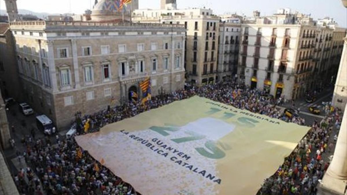 Concentración en la plaza Sant Jaume, este martes, en apoyo al carácter plebiscitario de las elecciones del próximo 27 de septiembre.