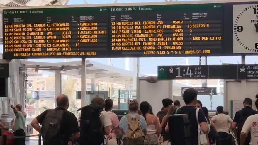 Así se está viviendo la huelga de maquinistas en la estación de Alicante