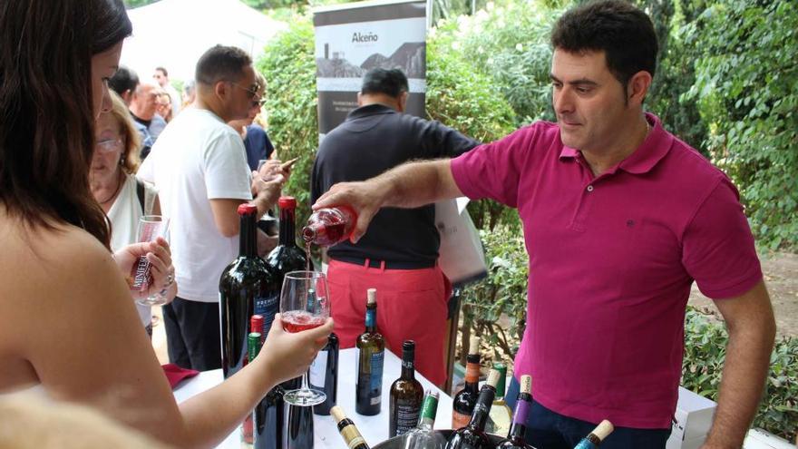 Los jumillanos disfrutan de más de 20 caldos de la tierra en la Miniferia del vino