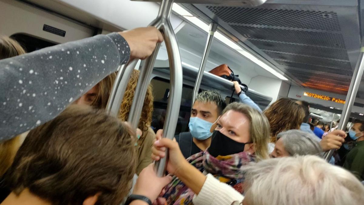 So sieht es üblicherweise an Streiktagen in den Zügen auf Mallorca aus: Trotz Pandemie drängen sich die Menschen dicht an dicht.