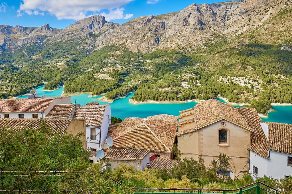 Paisaje del embalse de Guadalest, en Alicante