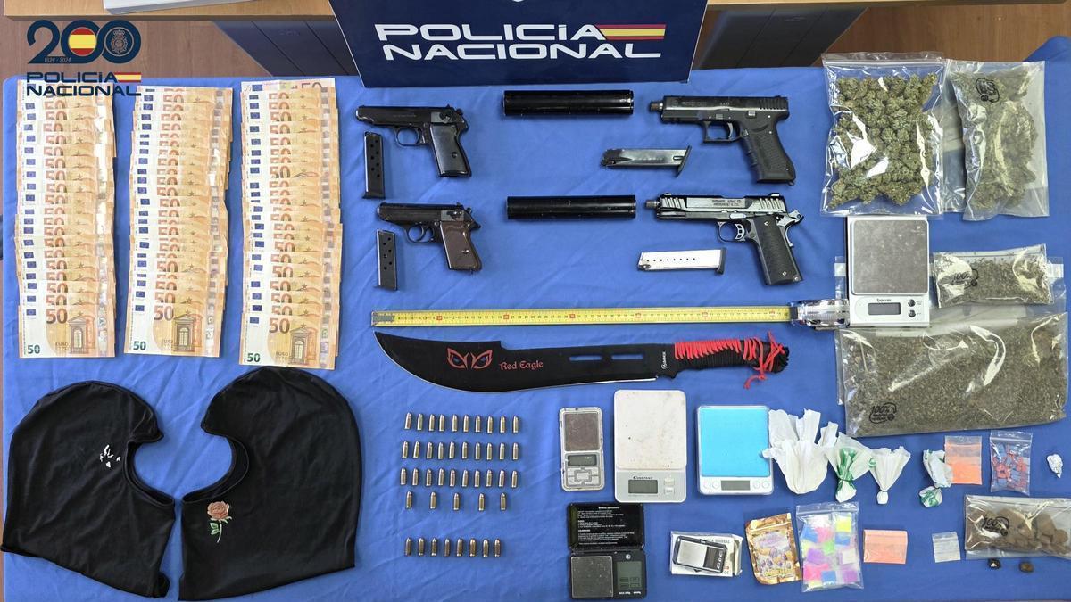 Armas, droga y dinero intervenidos a la banda de narcotraficantes dedicados a la 'telecoca'