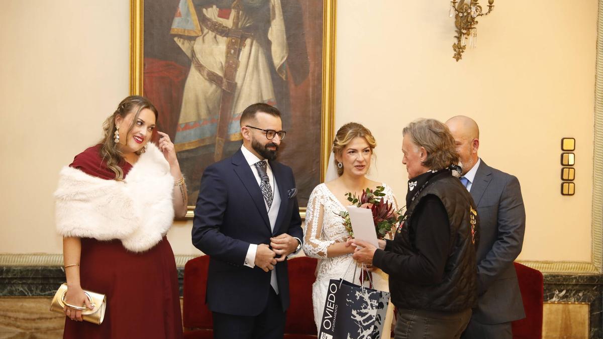 El concejal José Ramón Prado, casando a los moteros Jonathan Espín y Mihaela Raus.